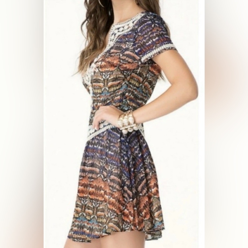 BEBE Embellished Boho Print Fit & Flare Mini Dress Short Sleeve Sz 6 NWT - Picture 3 of 16